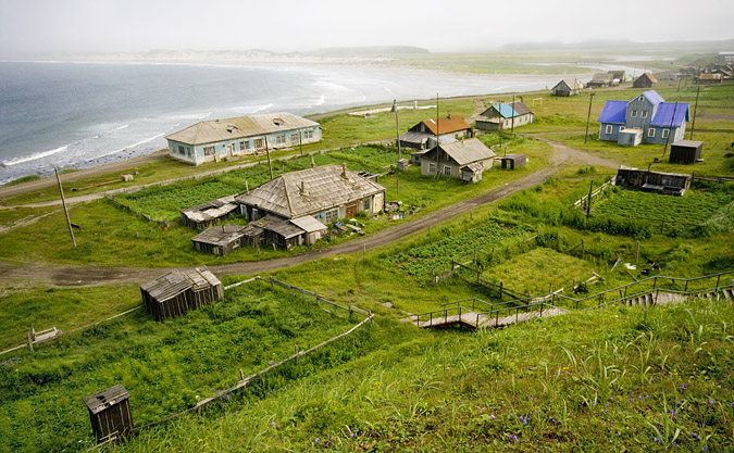 Le village de Nikolskoe est construit sur des terrasses successives au fond dune petite baie dans laquelle merge la petite le de Toporkov qui possde la plus grande colonie de macareux hupps.