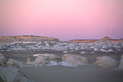Les massifs marno-calcaires, dpts sdimentaires des parties basses, font, avec la craie pure, la spcificit du dsert Blanc.