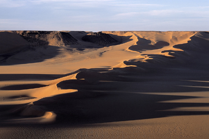 Dune en sabre du Wadi Hamra, ou Valle rouge, dans le Gilf el-Kbir.