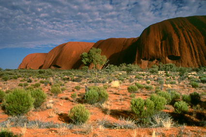 Le rocher Ayers, lieu sacr pour les aborignes qui le nomment Uluru, serait, avec 9kilomtres de circonfrence et 348mtres de haut, le plus gros monolithe du monde. Ses parois jointives lont relativement prserv de lrosion hydrique, aussi sa forme originelle en paralllpipde a-t-elle t conserve.