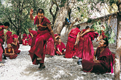 Danses rituelles. Le monastre de Sera abrite une communaut de plusieurs centaines de jeunes moines. Dans la journe, ils sexercent au dbat philosophique dune manire incongrue: chacune de leurs rpliques est ponctue par un claquement de mains, une gestuelle prcise sapparentant  un pas de danse.