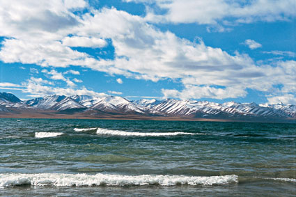 Mirage. Au milieu de la steppe immense des montagnes du LachenLa stend le Namtso, littralement lac Cleste. Avec 70kilomtres de long et 30 de large, cette vritable mer intrieure est la seconde tendue deau du Tibet, aprs le Kokonor.