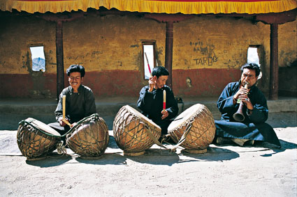 Ali Yato. Ce chant traditionnel du Ladakh est accompagn par des percussionnistes impressionnants de dextrit. Les timbales <i>dhaman</i> vont toujours de pair, la fminine et la masculine se diffrenciant par leur tonalit.