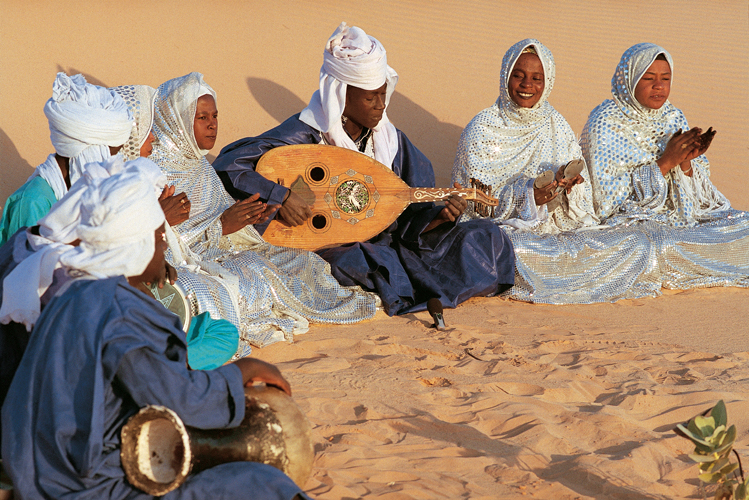 Tahar Skukri et ses cousines Halima Khali et Acha Ailed, de loasis de Ght, perptuent au luth, sur fond de youyou et de castagnettes <i>sambali</i>, les musiques touargues du Sud (Libye).
