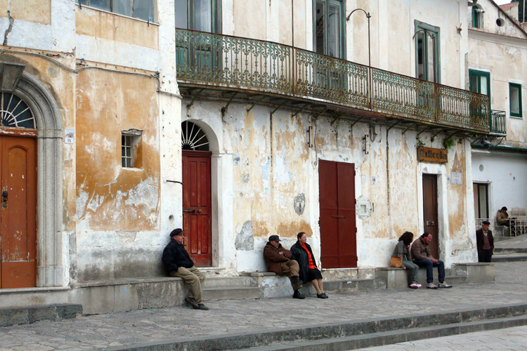 Naples reste clbre pour ses rues authentiques  latmosphre nonchalante. Les habitants profitent de la fracheur de la fin daprs-midi pour en prendre possession.