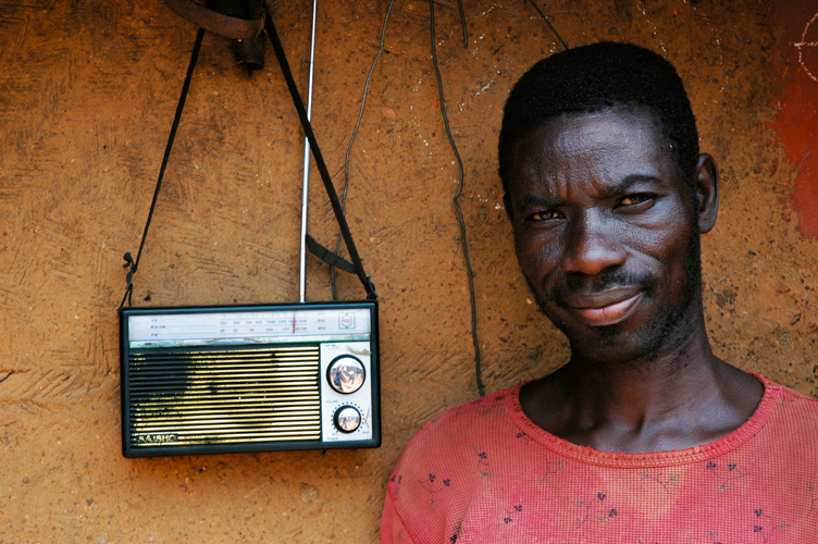 LAfricain et sa radio, image dpinal  Togo.