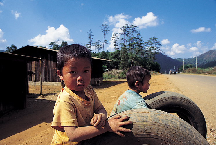 Aux quatre coins du monde, les enfants samusent avec peu  Thalande.