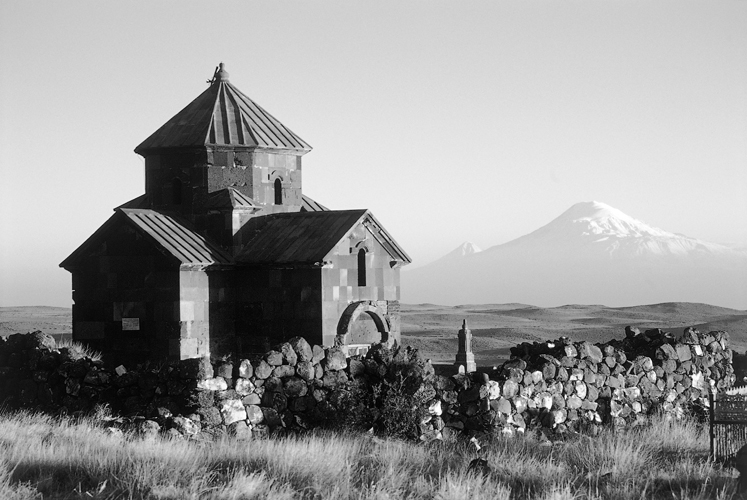 Église de Nijni Talin et mont Ararat à l’automne (Arménie).