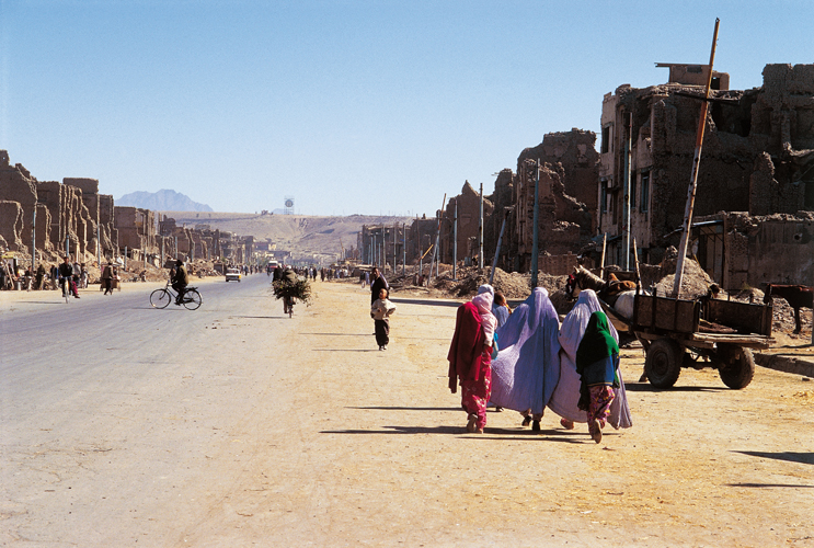 Lavenue de JadeMaiwand, considre comme les Champs-lyses de Kaboul, a t abondamment photographie: ses ruines symbolisent le drame de lAfghanistan.