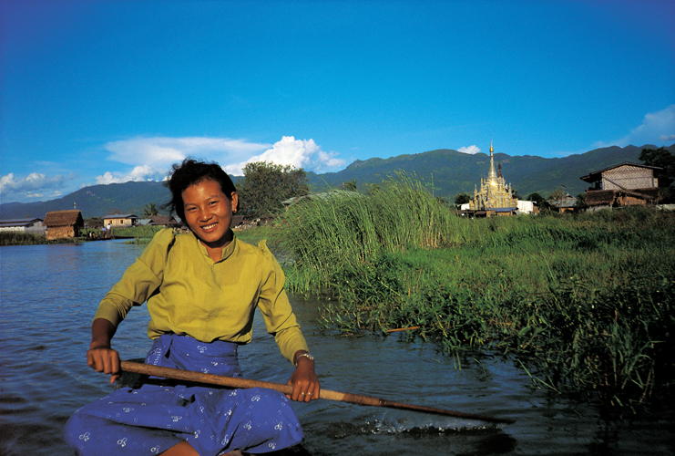 Les Intha,au nombre de 80000 aujourdhui, ont migr  partir du XVIIesicle sur le lac Inl, dans ltat shan, pour fuir les violents combats qui, plus au sud, opposaient constamment Birmans et Siamois. Ils utilisent des pirogues  rames ou  moteur, que ce soit les enfants pour se rendre  lcole ou les commerants au march, les pcheurs pour poser leurs nasses ou les villageois pour cultiver leurs jardins flottants ancrs  laide de bambous.
