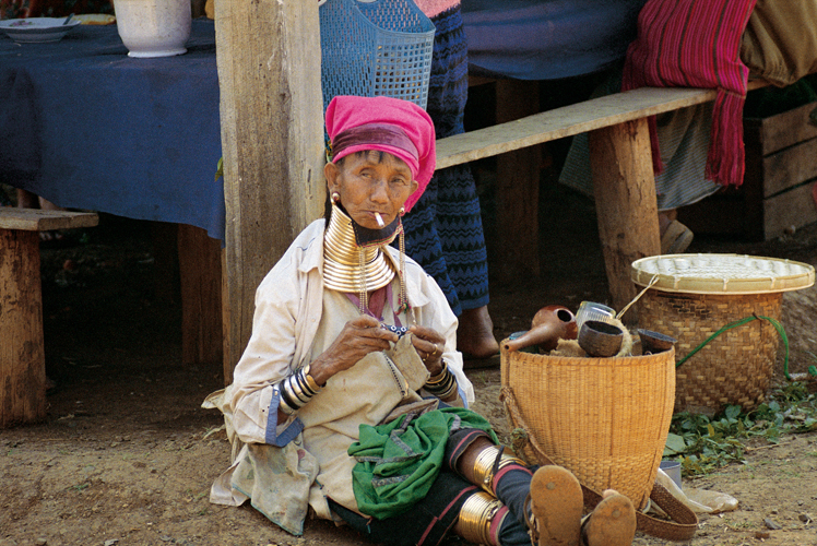 Les Kayan, dont la langue est proche du karen, sont surnomms Padaung  cest--dire longs cous  par les Birmans, du fait que les femmes, dites girafes en Occident, portent une spirale de laiton qui peut atteindre 25cm de hauteur. Plus gure impose aux jeunes filles, elle est parfois retire aux personnes ges.