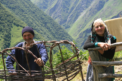 Derniers habitants du haut de la valle de lAndaki en Khevsurtie. Ce couple rside seul et toute lanne  prs de 2500m daltitude.