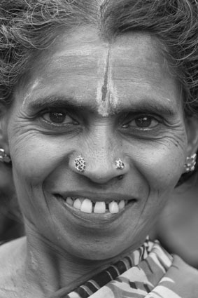 Cette femme du Kerala porte un <i>tilak</i>, point de couleur spcifique aux hindous, ainsi que des boucles de nez et doreille, signe de son statut dpouse.