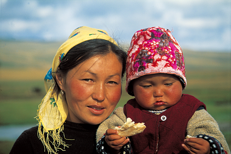 La femme kirghize qui, matresse nergique et respecte dun <i>djaloo</i>, peut rester isole en pleine montagne, fait preuve dun incontestable courage pour lever ses enfants, veiller au campement, soccuper du btail et de la fabrication des produits laitiers.