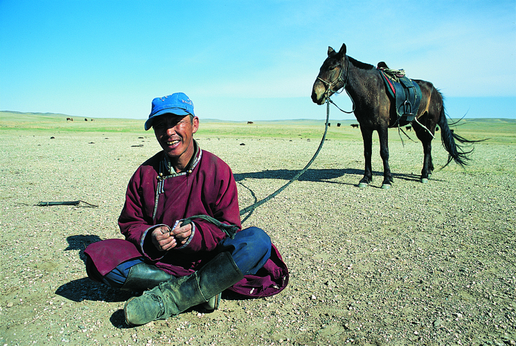 Lquitation joue un rle essentiel dans la culture mongole. Le cheval reste aujourdhui encore le moyen de locomotion principal pour la majorit des leveurs, qui louent la robustesse et lintelligence de leurs petits destriers (province du Dundgov).
