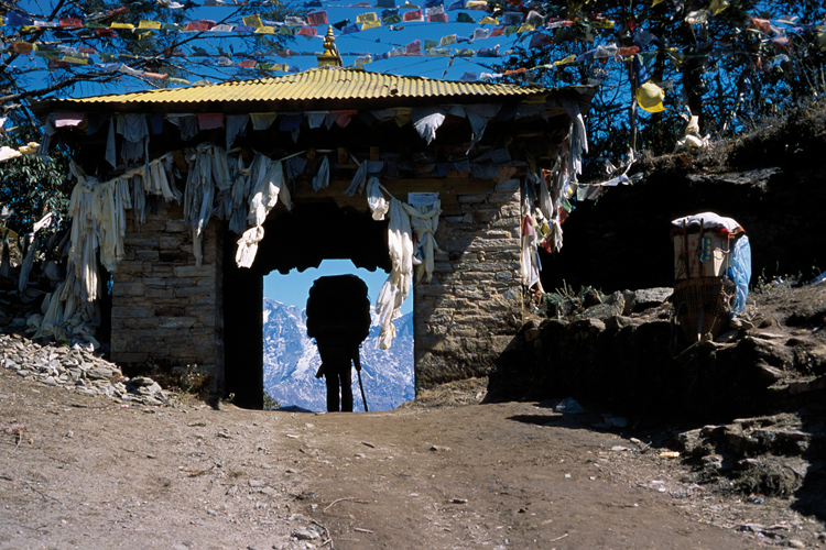 Porteur quittant le monastère de Tengboche, au Khumbu.