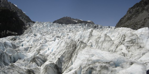 Sur la cte ouest des Alpes du Sud, le glacier Fox avance  une vitesse qui peut atteindre 4mtres par jour.