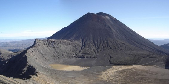 Le Nord prsente plusieurs rgions au volcanisme actif. Le Ngauruhoe (2291m), qui jette des pierres chaudes, connut sa dernire ruption en 1977.