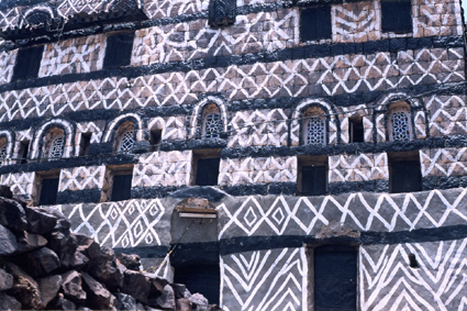 Faade peinte du village de Thila.