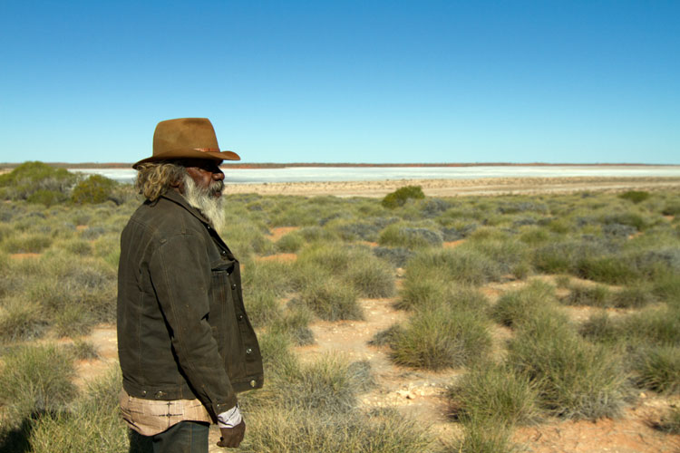 Aux cts dun <i>elder</i> martu prs du lac Auld  Grand Dsert de sable (Pilbara).