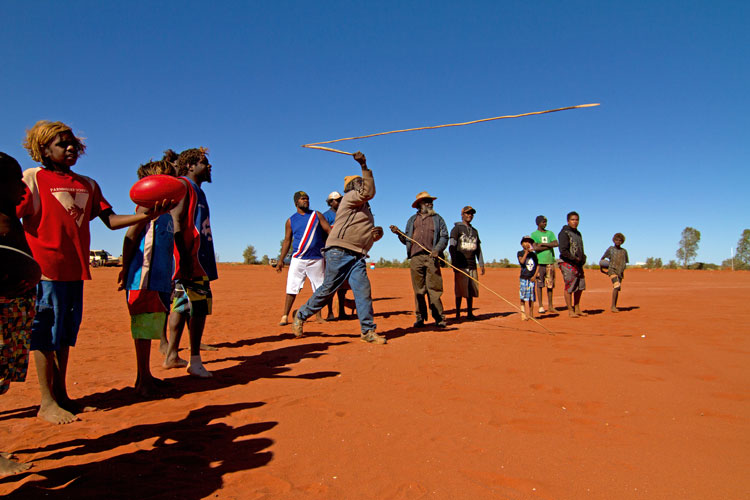 Maniement de la lance et du propulseur  Punmu  Grand Dsert de sable (Pilbara).