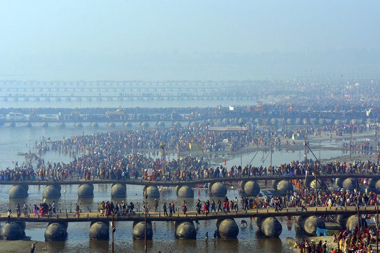 Tous les douze ans, Allahabad, situe  la confluence du Gange et de la Yamuna, reoit la fte de la Kumbha Mela, le plus grand rassemblement mondial: 100millions de plerins de janvier  mars2013.