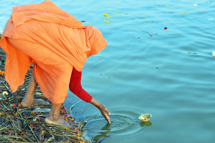 Loffrande dune coupelle portant une bougie dans les eaux du Gange est un hommage rendu  la desse Ganga et souvent une prire pour tre libr du cycle des rincarnations.