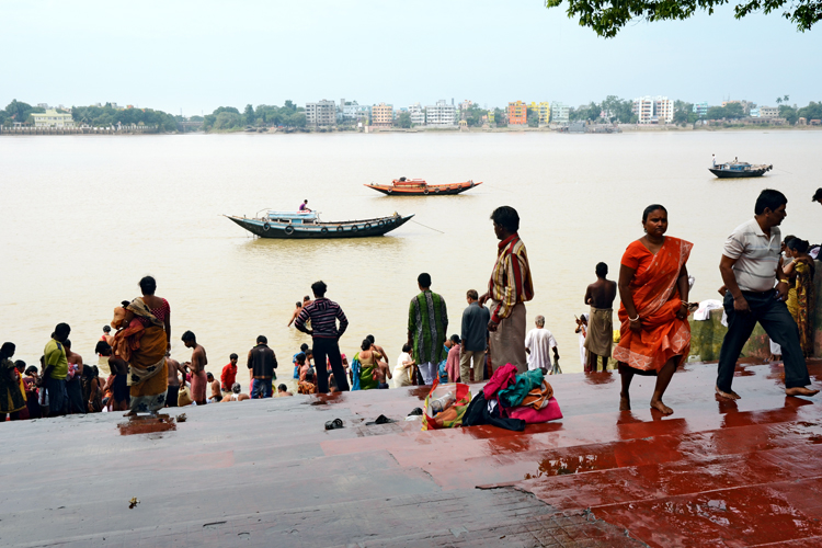 Malgr la pollution, les hindous viennent faire leurs ablutions aux ghts sacrs de Calcutta, comme celui du temple de Dakshineswar o officiait le saint Ramakrishna.