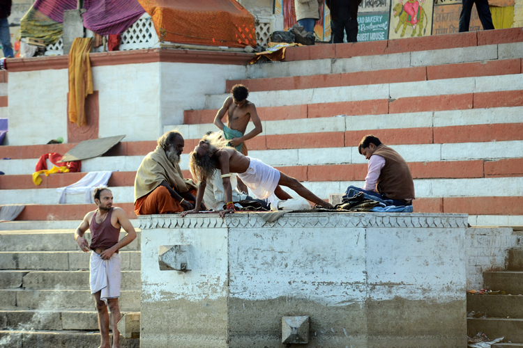 Aprs stre immerg dans le Gange,  lun des cinq ghts les plus sacrs de Bnars (des parties du corps de Shiva), les yogis pratiquent leurs <i>asana</i, leurs postures, qui constituent lun des huit lments du yoga de Patajali.