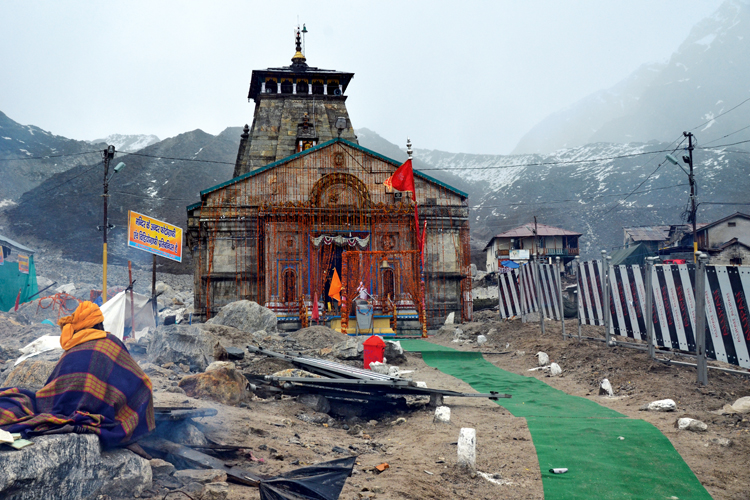 Le temple de Kedarnath situ  3583mtres daltitude, en contrebas du glacier Chorabari, une des trois sources du Gange, est un important lieu de plerinage shivate.