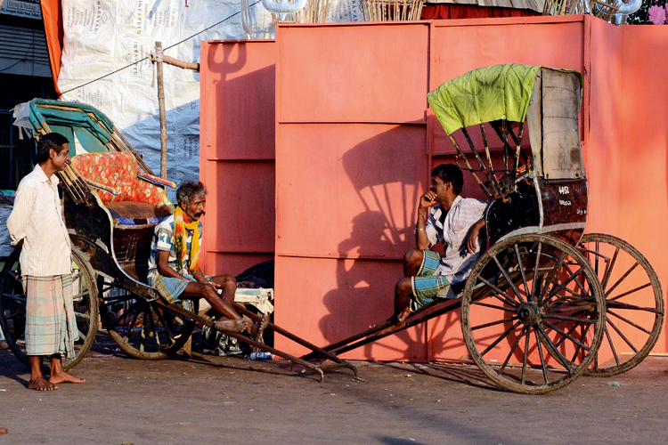 Le rickshaw  bras, particulirement pnible pour le <i>rickshaw-wallah</i>, est une spcialit de Calcutta. Alors quils sont thoriquement interdits depuis 1996, la municipalit continue de les tolrer.