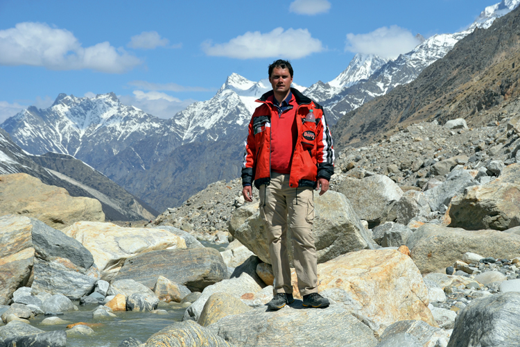 Aprs 2600kilomtres de marche, dont 350 de montagne, cest larrive au glacier de Gaumukh, situ  4200mtres daltitude en Uttarakhand. Il constitue la source du Gange la plus sacre.