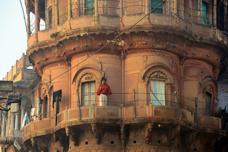 En voguant sur le Gange,  Bnars, le voyageur contemple le vaste panorama des temples, des palais et des btiments moghols couleur argile.