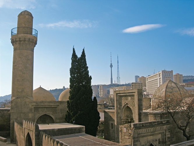 Des vestiges de linvasion arabe subsistent dans le vieux Bakou, o lislam, tempr par les annes de communisme, cohabite avec les autres religions.