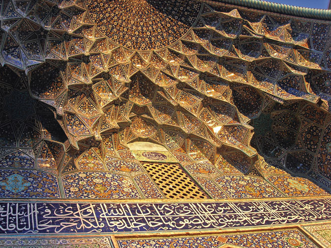 Sous le porche de la mosque de lImam, les <i>muqarna</i> aux dcorations non figuratives se dmultiplient sous les yeux merveills des plerins; elles surplombent des prires calligraphies en inaltrables maux bleus et blancs.