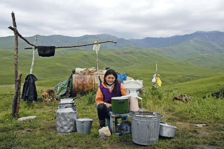 Jeune fille au <i>jailoo</i>, le campement estival  Kazakhstan.