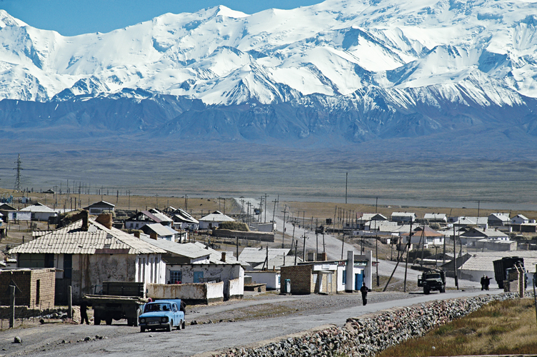 Au sortir du Ferghana, la localit de SaryTash, en vue du Pamir  Kirghizistan.
