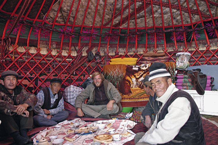 Sous la yourte des Kirghizes de lAla  Kirghizistan.