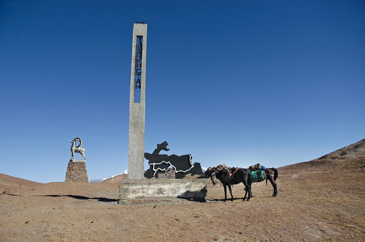 Au col de KyzylArt,  4282mtres daltitude, qui marque la frontire tadjiko-kirghize  Tadjikistan.