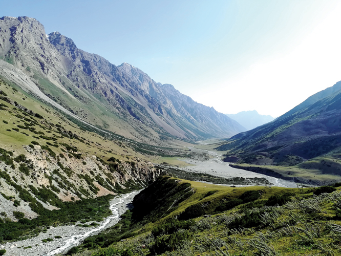 Les sommets des monts Clestes kirghizes, qui culminent  plus de 5000mtres, aident  maintenir le cap, l o peu doptions ditinraire soffrent  nous.