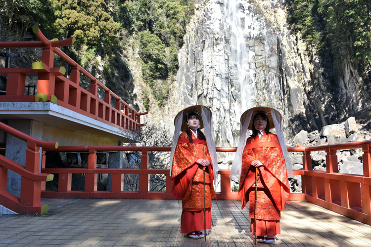 Chemins du Kumano Kodo, devant la cascade de Nachi-no-taki, prfecture de Wakayama  Kansai (Honshu).