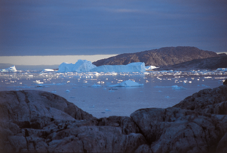 Dbut aot 2002, un chalutier norvgien dbarque Kim Hafez et Unghalak au coucher de soleil sur la cte est du Groenland,  500kilomtres du plus proche village inuk. Leur premier dfi est de trouver une plage o atterrir et un terrain plat pour monter la tente.