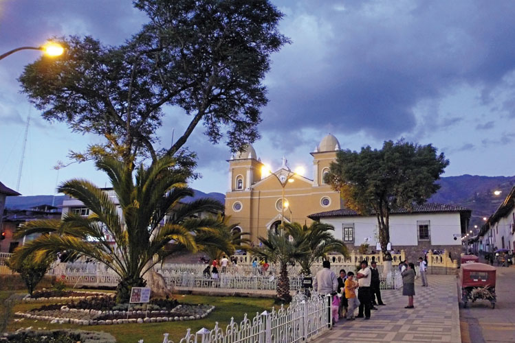 Plaza de armas de Cajabamba (Cajamarca, Prou).