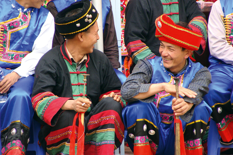Le Yunnan jouit de la plus grande diversit ethnique de la Chine: dans les zones rurales, nous dcouvrons les bastions de 25 des 56minorits officielles, facilement identifiables grce  leurs costumes aux broderies et couleurs chatoyantes.