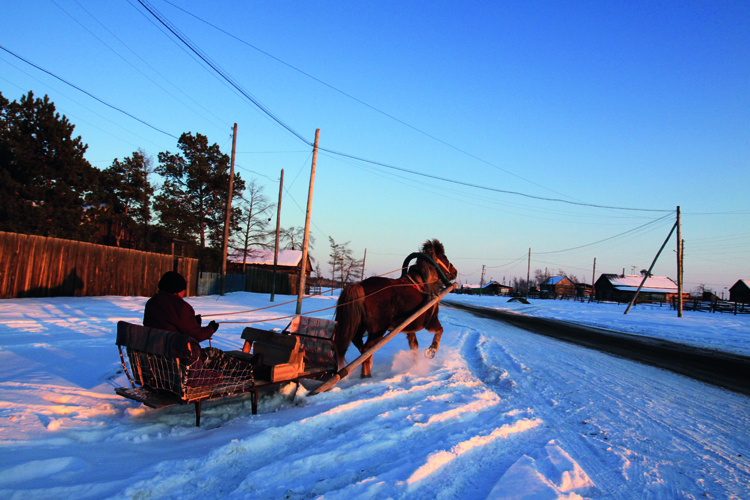 Dans le silence de la campagne iakoute, la neige touffe le trot des chevaux et le crissement des traneaux.