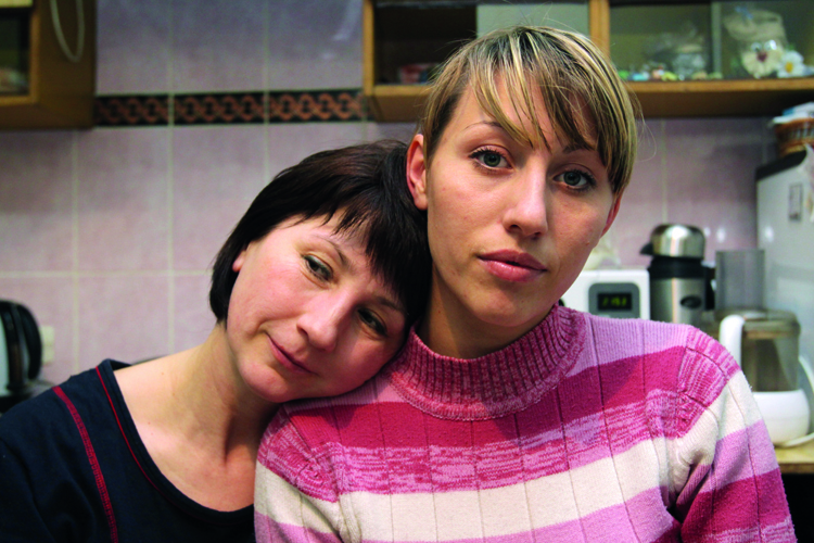 Tatiana, mdecin, unique gnticienne de la Kolyma, cumule trois emplois pour aider sa fille, jeune maman.