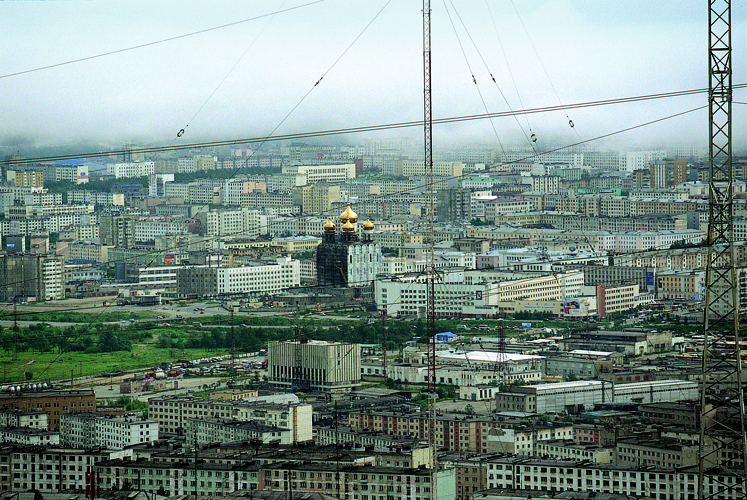 Immense bloc de bton perc de rues traces au cordeau, Magadan a ft en 2009 ses soixante-dix printemps.