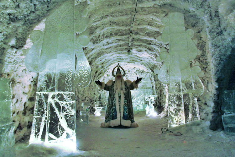 Au fond dune immense grotte cache dans les collines iakoutes vit Tchyskhaan, le matre du froid qui souffle lhiver sur le monde.
