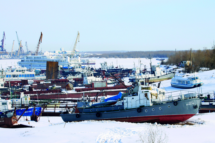 Prisonniers, les bateaux hivernent. Ils cdent la place aux voitures qui peuvent circuler sur les routes phmres traces sur la Lena glace.