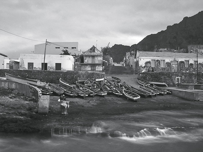 Le port de Ponta do Sol, au nord-est, tait jusquen 1960 lunique accs  SantoAnto: les barques y faisaient la navette avec les ferries qui, en provenance de Mindelo, accostent dsormais aux quais de PortoNovo, juste en face de SoVicente.